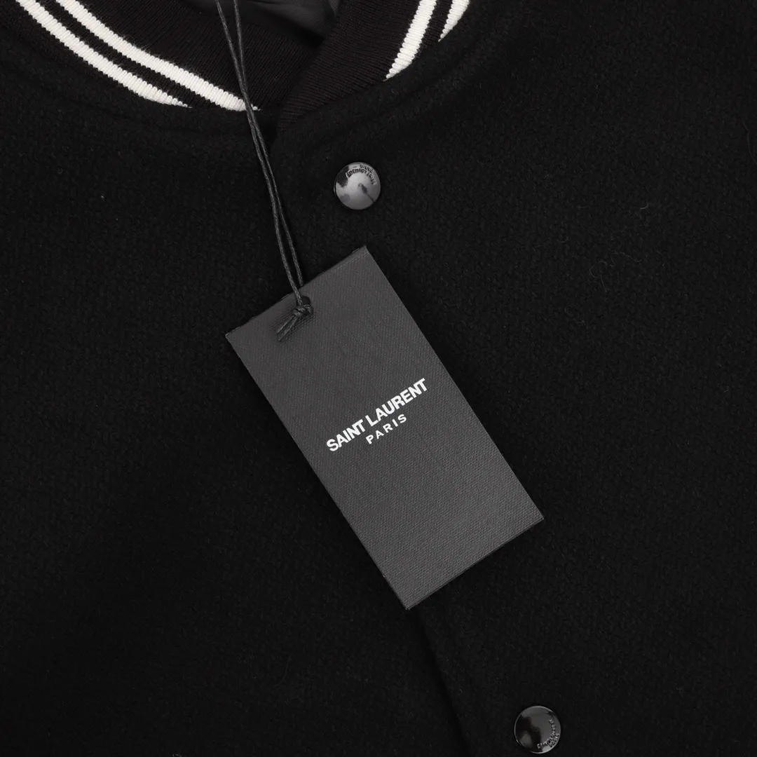 P710 Saint Laurent Paris/Saint Laurent classic leather baseball collar jacket SLP classic color matching baseball jacket baseball jacket, channel boutique. The most popular baseball jacket for trendy men and trendy women. There are versions at all levels in the market (you must compare the details). The most powerful quality control has been producing and researching baseball uniforms for 7 years. The details are exquisite. With it, you are the most beautiful boy in the world. The paint-coated full-face four-button buckle (button with LOGO), the average weight of the fabric is nearly 900 grams, and it is made of wool + eyeliner blended, custom-woven and dyed wool with high color fastness. The lining is made of silky and delicate cupro fiber material. The lining pocket only has buttons on the right side! Size：46-52